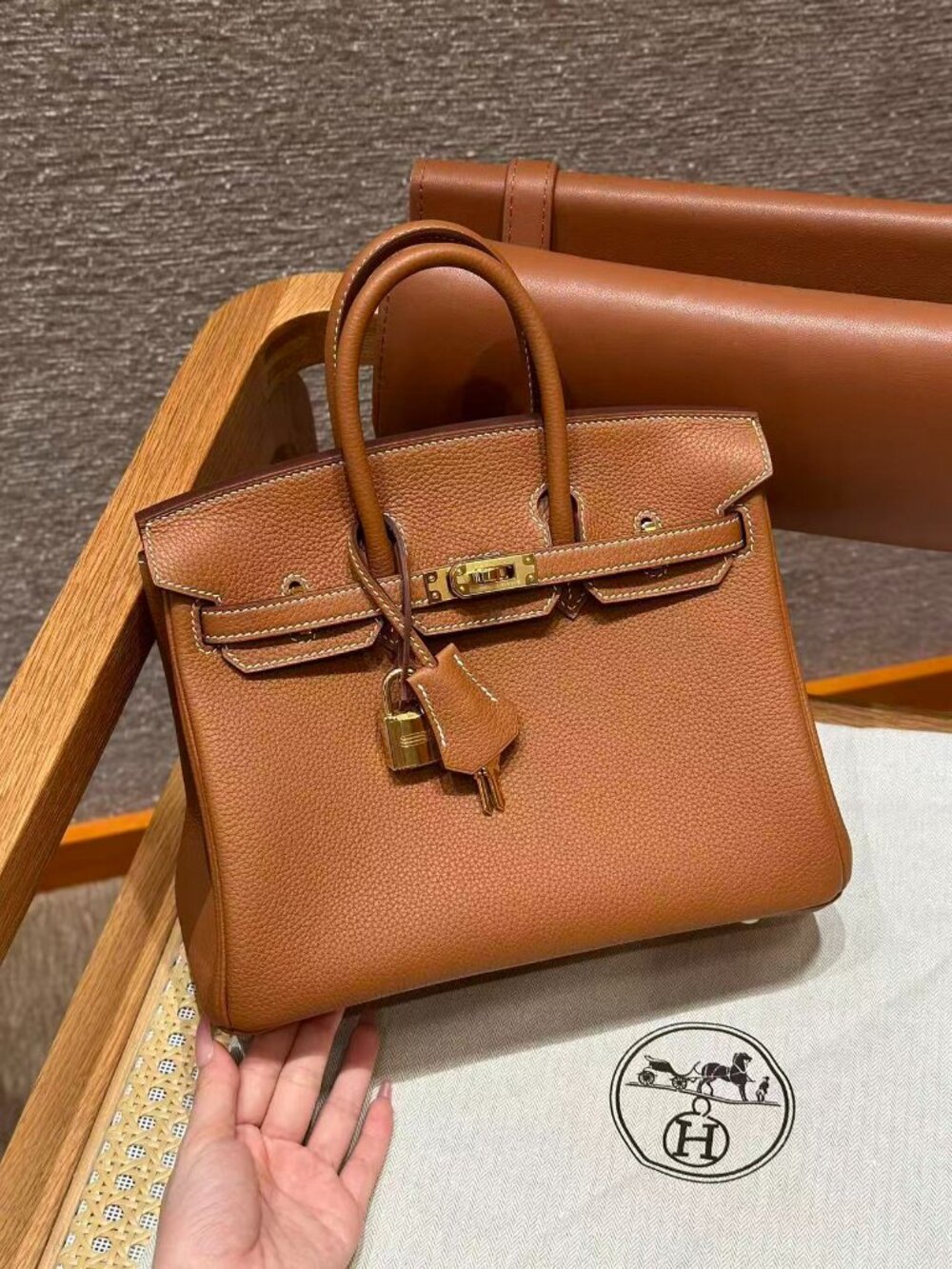 Classic Hermes Bag: A Stylish and Versatile Choice for Elegance